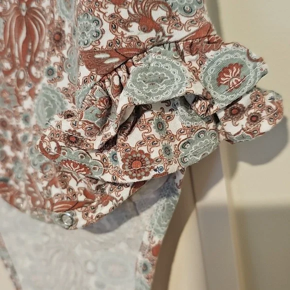 Kate quinn 12-18m ruffle side hips peacock print onesie bamboo * - Picture 2 of 6